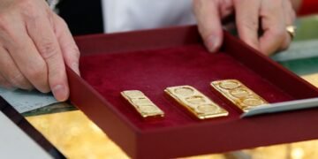 Цены на золото ведут себя необычно: вместо роста во время кризиса они резко падают