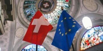 Швейцария закрыла банк, который США обвинили в отмывании денег для Медведчука и Курченко