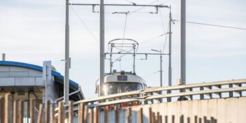 На левом берегу Киева после почти двухмесячного перерыва возобновил работу электротранспорт