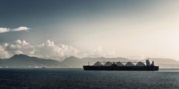 Индийские импортеры LNG сокращают поставки для промышленности после остановки завода в Катаре