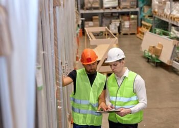 В Польше рекордный спрос на кладовщиков и экспедиторов: какие зарплаты предлагают