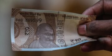 Bloomberg: Рупия рекордно упала из-за конфликта в Иране, центробанк Индии вынужден был вмешаться