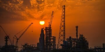 Кувейт начал сокращать добычу нефти из-за нехватки хранилищ