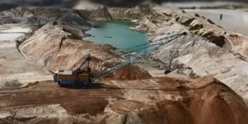 Кабмин аннулировал лицензии на три месторождения титановых руд, принадлежавших Фирташу