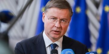 В Еврокомиссии призвали США придерживаться «потолка» цен на российскую нефть