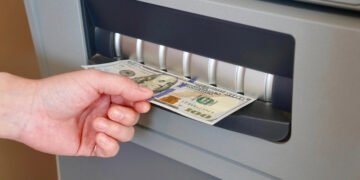 НБУ начал выдавать банкам наличную валюту после венгерского инцидента с Ощадбанком