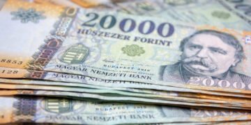 Венгерский форинт перед выборами стал худшей валютой среди развивающихся рынков