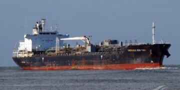 Reuters: Танкер с топливом российского происхождения шел на Кубу, но изменил курс