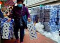 Японцы скупают туалетную бумагу из-за слухов о дефиците. Правительство просит не паниковать