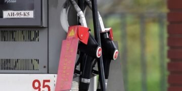 Россия полностью запретит экспорт бензина: пока что с апреля по август