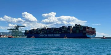 Два судна китайской COSCO попытались пройти через Ормузский пролив, но вернулись назад