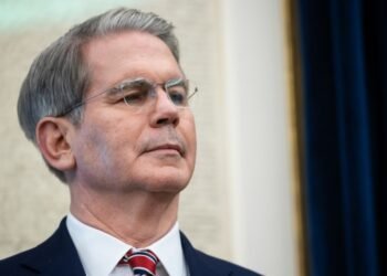 Бессент уверен, что США со временем будут контролировать Ормузский пролив