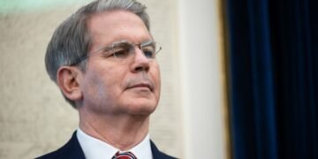 Бессент уверен, что США со временем будут контролировать Ормузский пролив