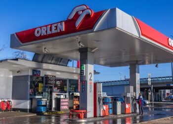 В Польше дешевеет топливо: установлены максимальные цены для АЗС