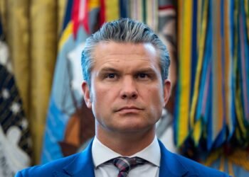 Ормузский пролив открыт, мешает только Иран: Гегсет сделал противоречивое заявление