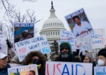 В США вспыхнула новая волна протестов под лозунгом «Без королей»