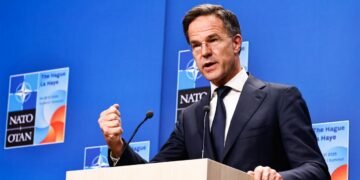 Рютте: США продолжают помогать Украине разведкой и оружием через Европу