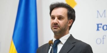 «На воре шапка горит»: в МИД высмеяли истерики Сийярто по поводу денег Ощадбанка