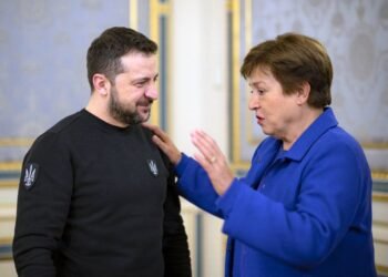 МВФ обошел Орбана? У Украины достаточно денег, чтобы продержаться до мая, — Politico