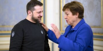 МВФ обошел Орбана? У Украины достаточно денег, чтобы продержаться до мая, — Politico