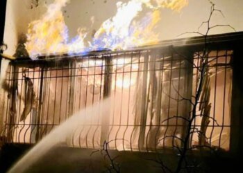 В Черноморске загорелась многоэтажка: последствия атаки РФ