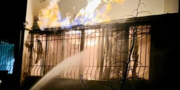 В Черноморске загорелась многоэтажка: последствия атаки РФ