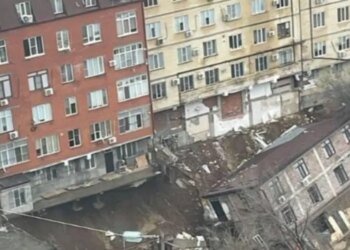 В Махачкале из-за мощного наводнения ружнул многоэтажный жилой дом. ВИДЕО