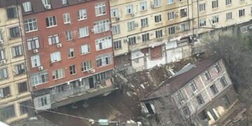 В Махачкале из-за мощного наводнения ружнул многоэтажный жилой дом. ВИДЕО