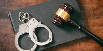 Нож в шею: в Днепропетровской области суд наказал мужчину за нападение на военнослужащего ТЦК