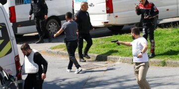 В консульстве Израиля в Стамбуле произошла перестрелка, есть погибшие. ВИДЕО