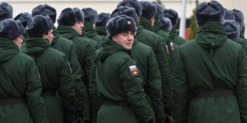 Контракт или отчисление: Кремль безуспешно пытается загнать двоечников на фронт