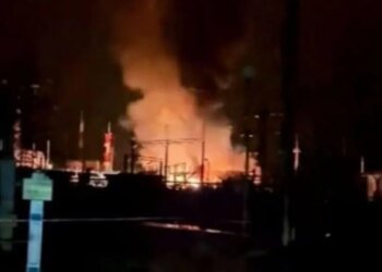 После атаки дронов в Крымске на нефтебазе вспыхнул пожар. ВИДЕО