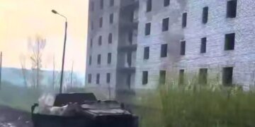 Полная катастрофа: улицы Часова и Яру пусты, дома превратились в руины. ВИДЕО