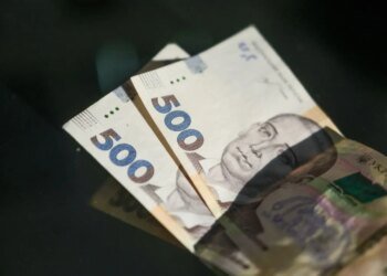 Украинцам выплатят по 6500 гривен помощи: кто получит средства