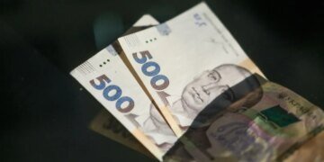 Украинцам выплатят по 6500 гривен помощи: кто получит средства