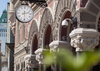 Валютные качели: доллар замер, а евро пошел в наступление