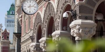 Валютные качели: доллар замер, а евро пошел в наступление