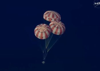 Астронавты миссии Artemis II вернулись на Землю: капсула приводнилась в Тихом океане