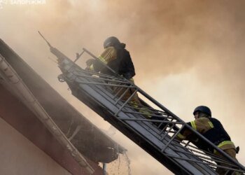 Дрон попал в офис в Запорожье: ранена 17-летняя девушка. ФОТО