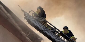 Дрон попал в офис в Запорожье: ранена 17-летняя девушка. ФОТО