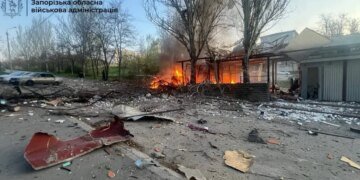Под обстрелом остановились автобусная остановка, автостоянка и предприятие: оккупанты атаковали Запорожье, погибла женщина
