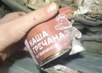 НРК доставил еду на позиции, подвергшиеся атаке российских FPV-дронов. ВИДЕО