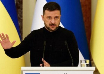 Переводчик Зеленского забыл выключить гарнитуру и «прославился». ВИДЕО