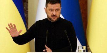 Переводчик Зеленского забыл выключить гарнитуру и «прославился». ВИДЕО