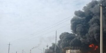 В Самарской области России после атаки дронов горит нефтеперерабатывающий завод: взрывы и паника. ВИДЕО