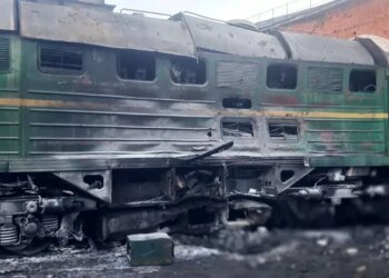 Россияне атаковали железную дорогу в Харьковской области: повреждены вагоны, депо и вокзал