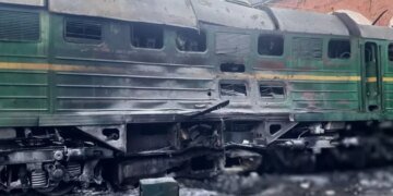 Россияне атаковали железную дорогу в Харьковской области: повреждены вагоны, депо и вокзал