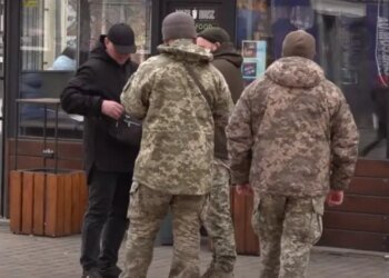 Мужчина с ножом и гаечным ключом напал на сотрудников ТЦК