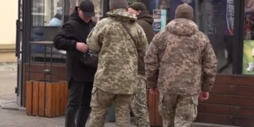 Мужчина с ножом и гаечным ключом напал на сотрудников ТЦК