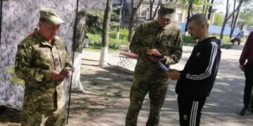 Смартфон как наводка: почему в ТЦК забирают гаджеты ради безопасности